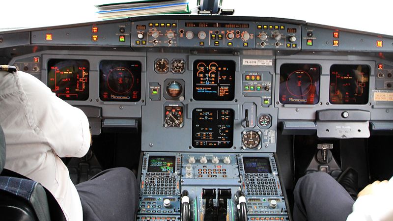 Laser z Kladna oslnil piloty přistávající s letadlem plným lidí. Pachateli hrozí 10 let